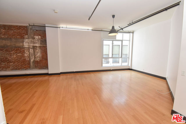 620 S Main Street, Los Angeles CA: https://media.crmls.org/mediaz/71074c7b-d6c2-49f6-8f61-cb6ddc9a79e0.jpg