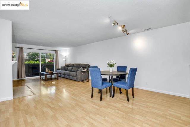 2587 Oak Rd, Walnut Creek CA: https://media.crmls.org/mediaz/7107703b-3f3d-4cb2-8ef1-2674383552f3.jpg