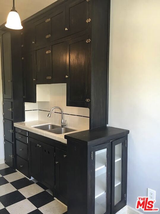 1901 N Commonwealth, Los Angeles CA: https://media.crmls.org/mediaz/7107d156-0c50-4c57-85f0-4e27600f8956.jpg