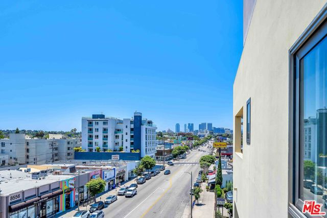 1260 S Corning Street, Los Angeles CA: https://media.crmls.org/mediaz/7108621f-0798-4cc9-8f09-3ae6a5c4d97a.jpg