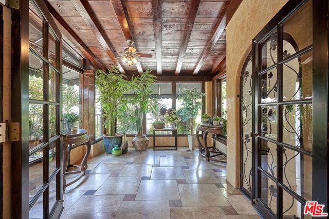 424 N Arden Boulevard, Los Angeles CA: https://media.crmls.org/mediaz/7108cb6d-93f5-4f44-8d45-5ee0bf21707b.jpg