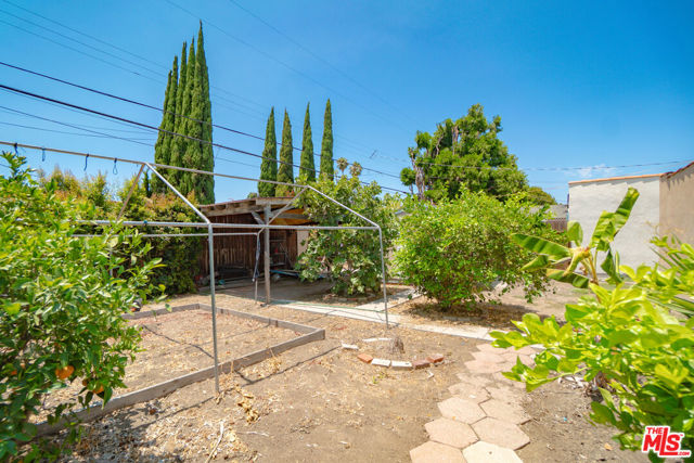 3300 Garden Avenue, Los Angeles CA: https://media.crmls.org/mediaz/71099a18-879b-4a29-8f28-539f48f3f00d.jpg