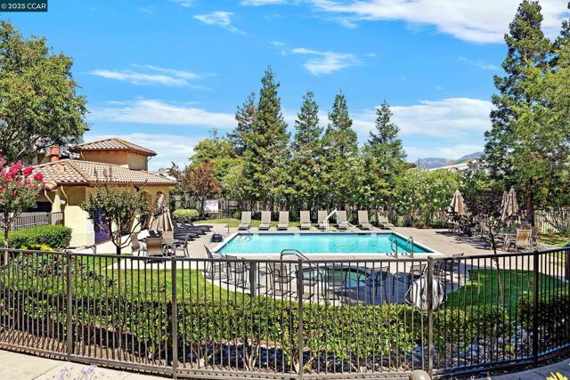 47 Matisse Ct, Pleasant Hill CA: https://media.crmls.org/mediaz/7109e47a-827e-4281-a123-ad7a4b4a2ff7.jpg