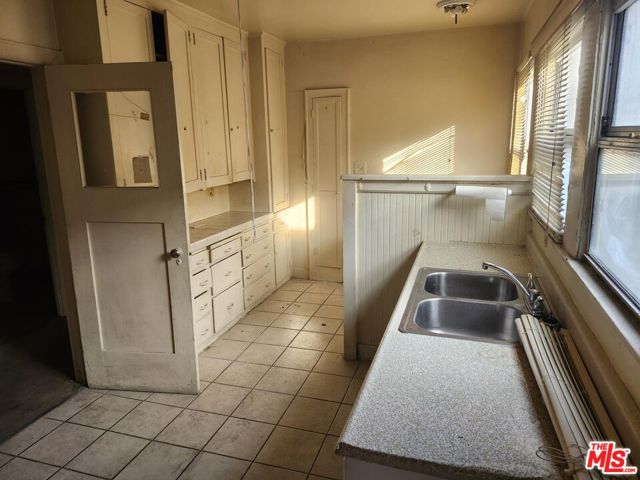 4260 S Figueroa Street, Los Angeles CA: https://media.crmls.org/mediaz/710a55bd-3e64-4b53-a326-8e8d04c7389d.jpg