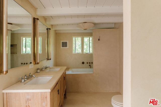 2344 Sunset Heights Drive, Los Angeles CA: https://media.crmls.org/mediaz/710c3136-b873-44f7-b858-91c09cc14b6f.jpg