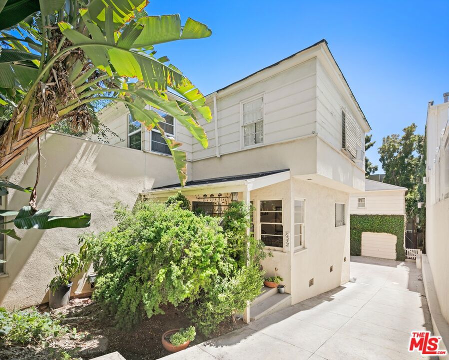 8570 Holloway Drive, West Hollywood, CA 90069