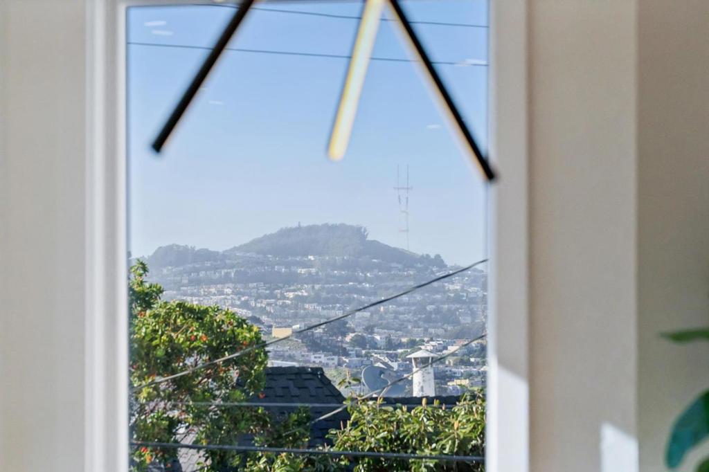 https://media.crmls.org/mediaz/710d2657-e538-40d5-b17b-cdabaa9a0684.jpg?preset=X-Large