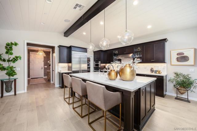 8112 Auberge Cir, San Diego CA: https://media.crmls.org/mediaz/710d293c-2aa3-4869-989d-35ecaaec8560.jpg