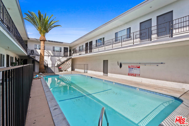 115 N Oak Street, Inglewood CA: https://media.crmls.org/mediaz/710de331-9f8a-4693-a134-169c4b6d984b.jpg