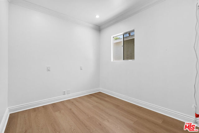 3915 1/2 S Budlong Avenue, Los Angeles CA: https://media.crmls.org/mediaz/710dffec-d33d-48e6-93fc-c031b8202f76.jpg