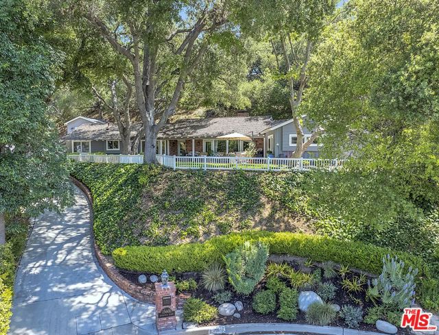 15601 Woodfield Place, Sherman Oaks CA: https://media.crmls.org/mediaz/710fc792-187d-4354-9fa4-bb42762515d7.jpg