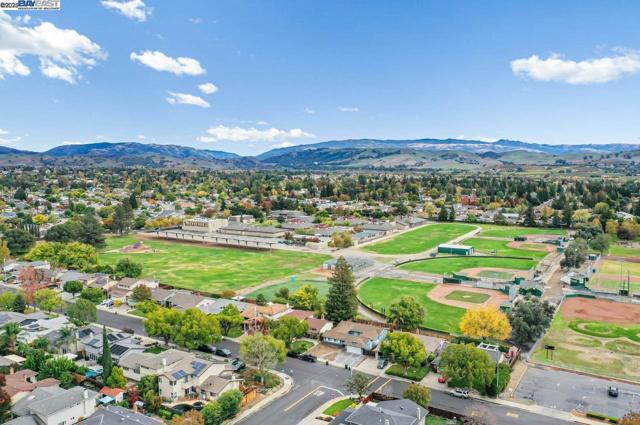 4667 Laurie Cmn, Livermore CA: https://media.crmls.org/mediaz/71100551-23cd-495c-b756-5a53ad5f9149.jpg