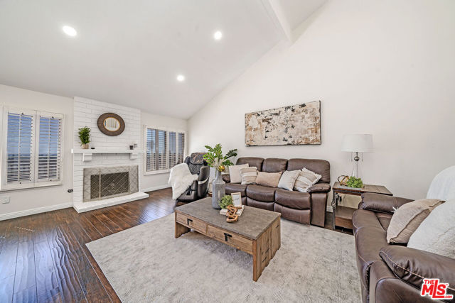 2366 Applewood Circle, Fullerton CA: https://media.crmls.org/mediaz/71105605-68d8-4e6a-a5a3-c5e75d78229b.jpg