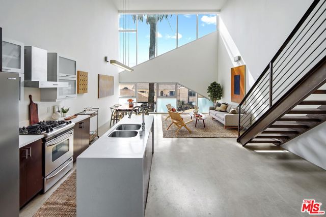 803 Wilcox Avenue, Los Angeles CA: https://media.crmls.org/mediaz/71106763-1050-499c-9fd9-c477245d2faa.jpg