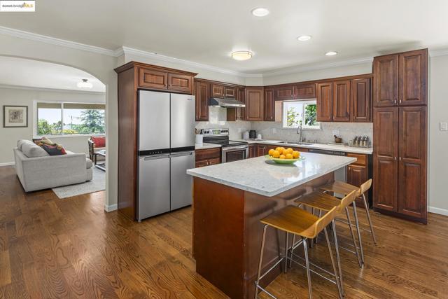 21 Maggiora Ct, Oakland CA: https://media.crmls.org/mediaz/71114c19-cbdc-4d1f-8949-604e8b3b3828.jpg