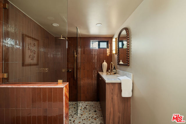 579 Crane Boulevard photo 32