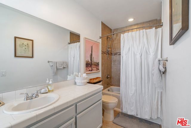 12311 Pacific Avenue, Los Angeles CA: https://media.crmls.org/mediaz/71119dff-4b51-4d42-91da-2171c7976f14.jpg