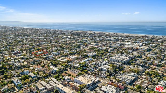 705 6th Avenue, Venice CA: https://media.crmls.org/mediaz/7111a569-4501-4348-a332-afa76f16a929.jpg