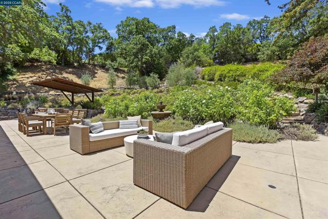 3363 Springhill Rd, Lafayette CA: https://media.crmls.org/mediaz/7111b006-2c47-4037-8007-3ccf287b9e28.jpg
