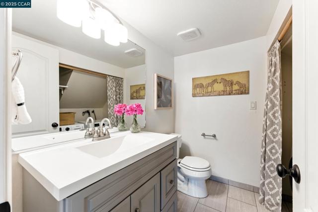 1660 San Luis Rd, Walnut Creek CA: https://media.crmls.org/mediaz/7111d615-3b84-4ef5-acf7-4459a711d6f6.jpg