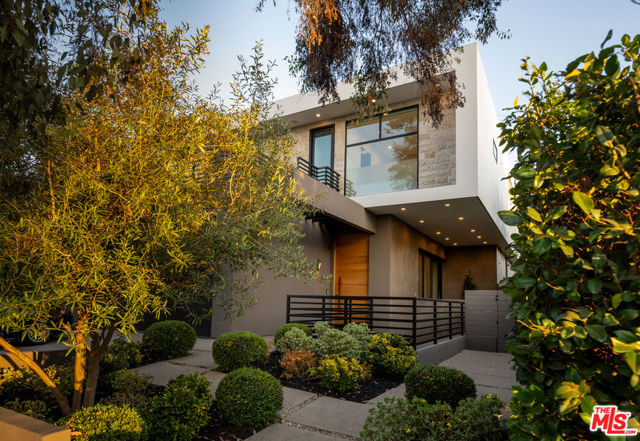 8356 W 4th Street, Los Angeles CA: https://media.crmls.org/mediaz/71126043-24b8-4925-94a3-df99cccd7421.jpg
