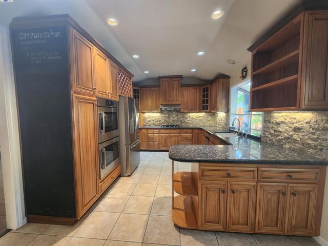1127 Mataro Ct, Pleasanton CA: https://media.crmls.org/mediaz/7112b309-6fd8-4d95-b18d-f4e9d1513b27.jpg