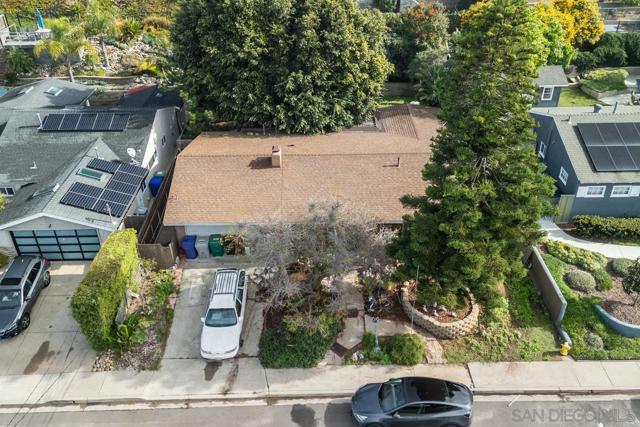 2747 Fairfield St, San Diego CA: https://media.crmls.org/mediaz/7112f8b9-79cd-42a5-96fc-a64567e2f142.jpg