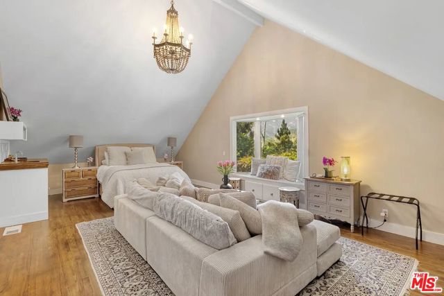3625 Serra Road, Malibu CA: https://media.crmls.org/mediaz/7113ffa6-968e-4127-acde-89b9a72afdf7.jpg