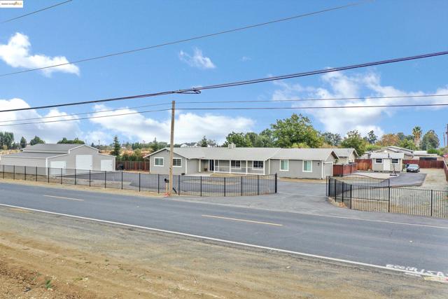 4828 Sellers Ave, Brentwood CA: https://media.crmls.org/mediaz/71154b93-b463-46d0-a5ac-ad234e1d2676.jpg