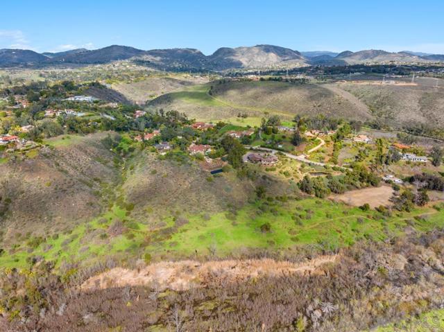 16574 Zumaque, Rancho Santa Fe CA: https://media.crmls.org/mediaz/7115b454-77bb-4724-92e0-f083a1297d4e.jpg