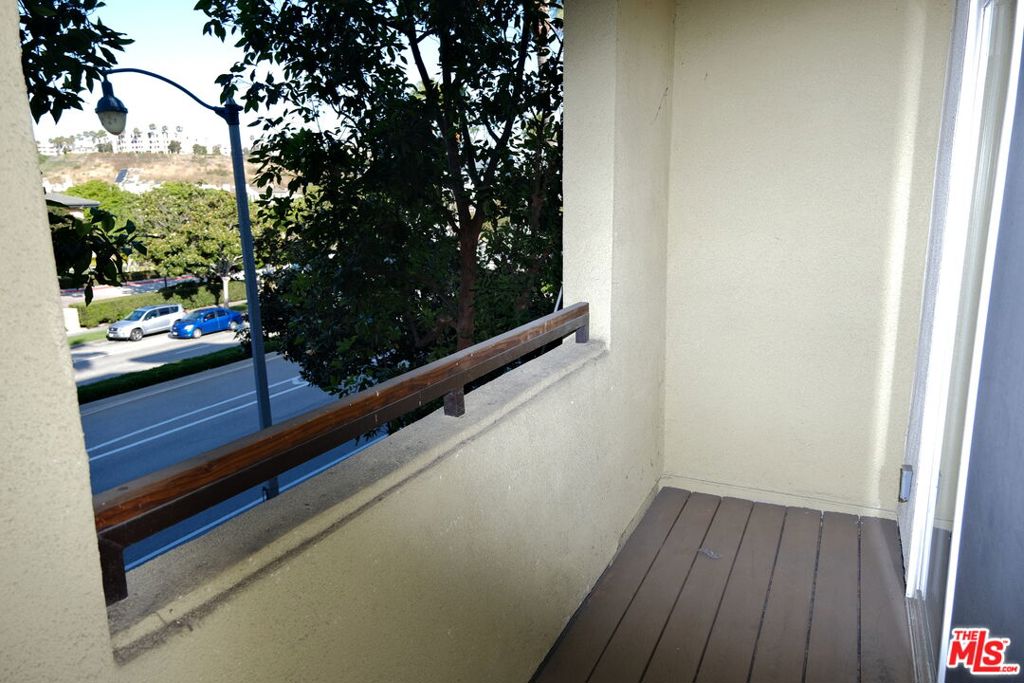 https://media.crmls.org/mediaz/7115b916-a4c8-40ca-a11a-f75494c77b1c.jpg?preset=X-Large