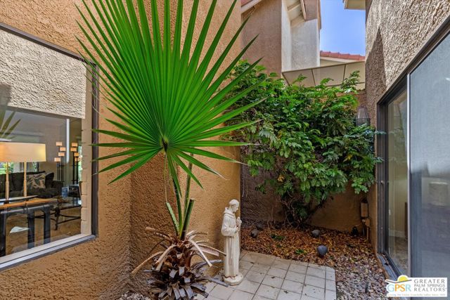34 Camino Arroyo Place, Palm Desert CA: https://media.crmls.org/mediaz/71168228-eefc-4ccc-8cc1-2d79f16d8145.jpg