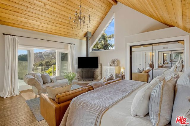 3625 Serra Road, Malibu CA: https://media.crmls.org/mediaz/7117540a-1e6f-4759-8caf-dc928483a322.jpg