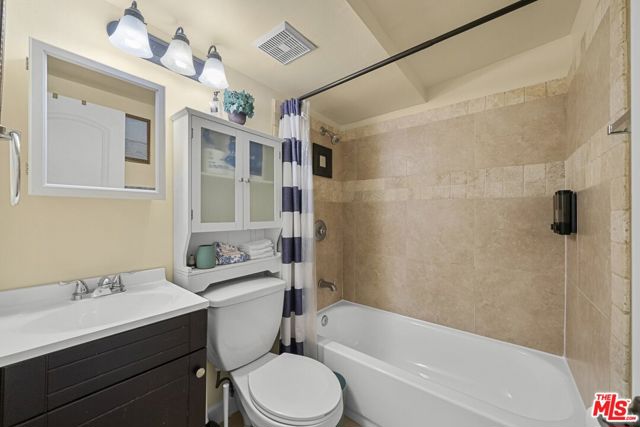 7659 Lindley Avenue, Reseda CA: https://media.crmls.org/mediaz/7117fa8c-c8a6-4316-b85e-aec6267dd58d.jpg