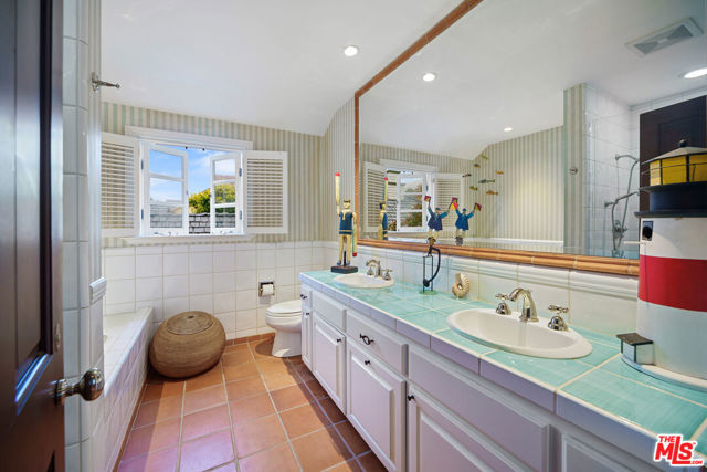 31740 Broad Beach Road, Malibu CA: https://media.crmls.org/mediaz/71180188-3144-4302-a308-789a4af6d525.jpg