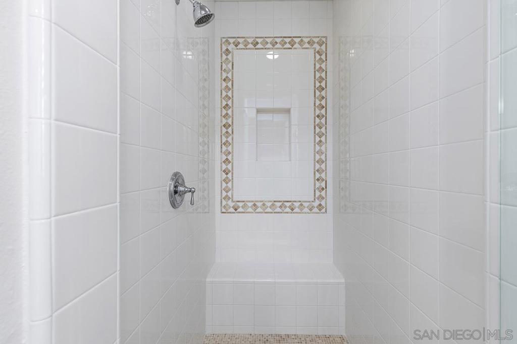 https://media.crmls.org/mediaz/7118716d-52ec-4ebd-802b-7036659e9ebe.jpg?preset=X-Large