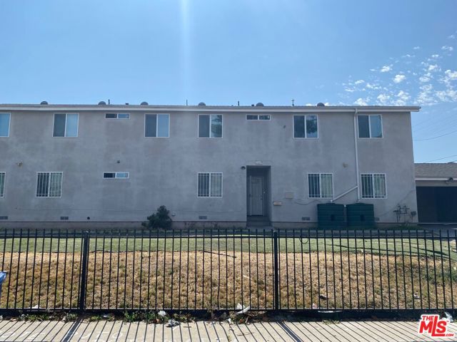 10217 S Grand Avenue, Los Angeles CA: https://media.crmls.org/mediaz/7118e32e-8796-460f-bc03-fb1acc2431eb.jpg