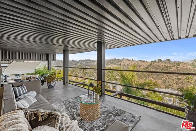 2284 Hercules Drive, Los Angeles CA: https://media.crmls.org/mediaz/711a7845-309e-4802-b9a9-6a744c4666ed.jpg