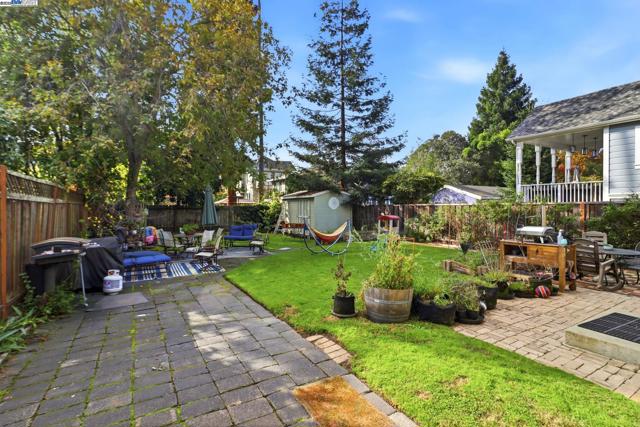 1822 San Antonio Ave, Alameda CA: https://media.crmls.org/mediaz/711abdce-b43d-4be8-9ae1-1f8129ef42d0.jpg