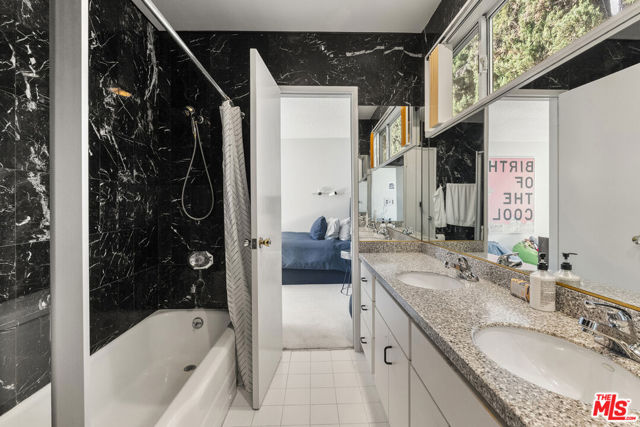 2252 Gloaming Way, Beverly Hills CA: https://media.crmls.org/mediaz/711afdff-7f52-47bc-8222-37c5c5ff0f28.jpg
