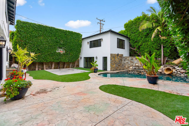 322 25th Street, Santa Monica CA: https://media.crmls.org/mediaz/711b7b97-fb85-4395-a4a1-3cb86b762ac1.jpg