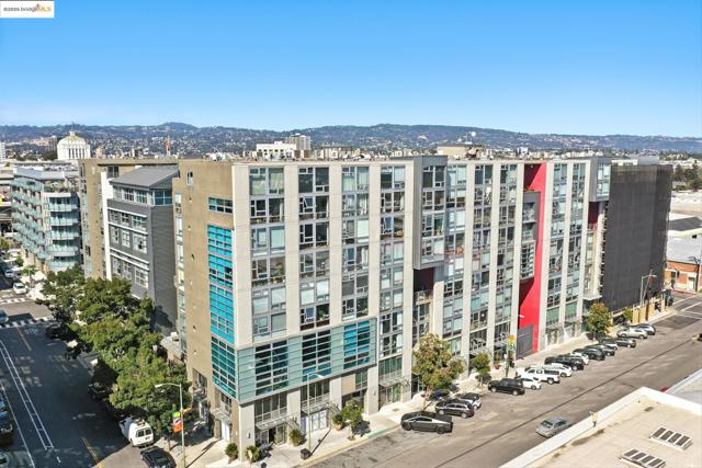 311 Oak St, Oakland CA: https://media.crmls.org/mediaz/711b8090-5912-49e6-a273-6521f88d762a.jpg