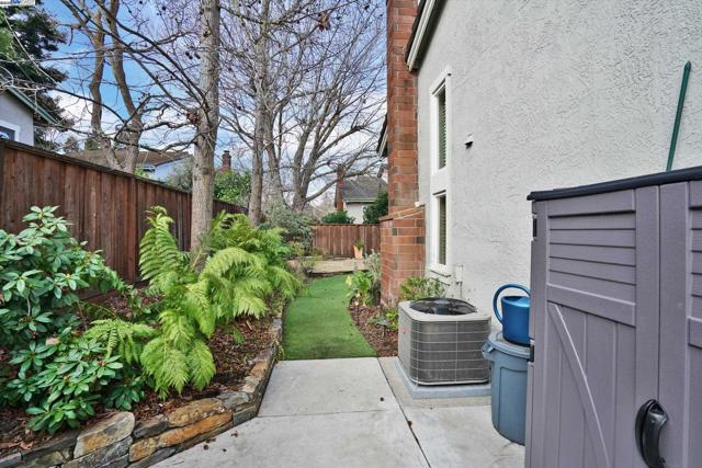 30 San Vicente Ct, Danville CA: https://media.crmls.org/mediaz/711b8148-fef4-48cb-9533-9d1ff815ca81.jpg