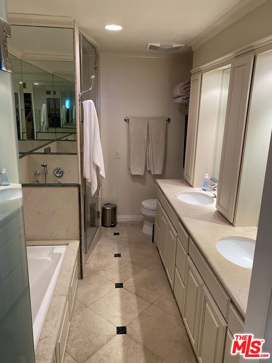 8455 Fountain Avenue, West Hollywood CA: https://media.crmls.org/mediaz/711c3bad-f8f3-4e71-99cf-2e84cff154c8.jpg