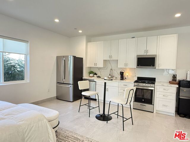 834 S Shenandoah Street, Los Angeles CA: https://media.crmls.org/mediaz/711d3ed9-81a0-435b-8bd3-a5f505294c83.jpg