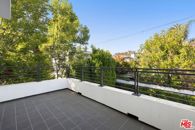 2012 Veteran Avenue, Los Angeles CA: https://media.crmls.org/mediaz/711db852-ba76-4d90-af07-7edefab044e9.jpg