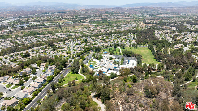 27050 Riversbridge Way, Valencia CA: https://media.crmls.org/mediaz/711e7576-3725-4dae-b46c-1dd9908fd8ad.jpg