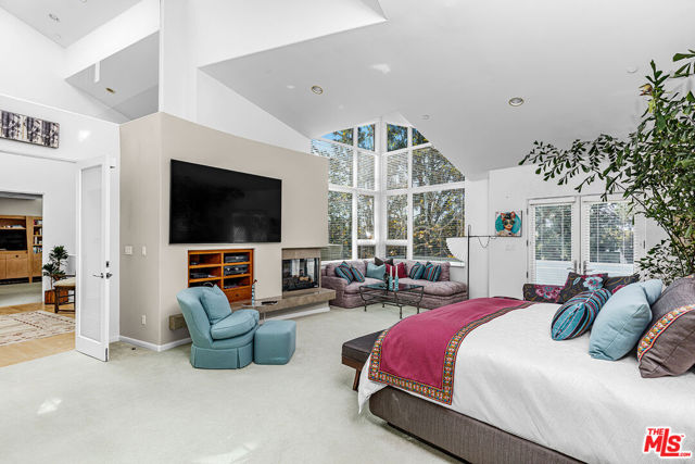 222 Avondale Avenue, Los Angeles CA: https://media.crmls.org/mediaz/711e977d-8e1a-4297-b804-99360e1eb973.jpg