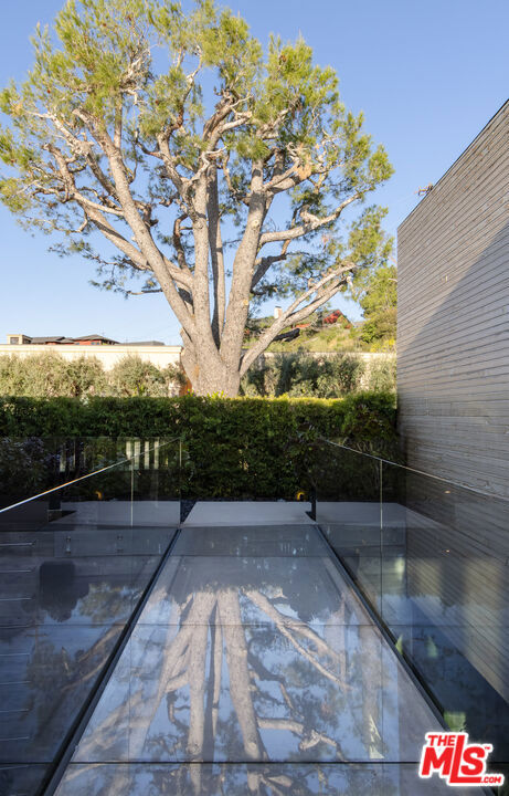 1520 Carla, Beverly Hills CA: https://media.crmls.org/mediaz/711eccf7-13cb-4059-a36b-2fb6fb5dcefd.jpg