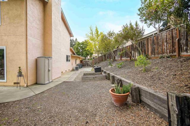 11868 Bloomington Way, Dublin CA: https://media.crmls.org/mediaz/711f8475-b8f2-42de-aca6-643bcf4288f6.jpg